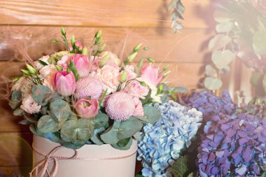 Bir şapka kutusunda bir güzel bahar buket.