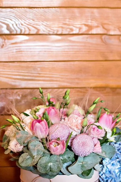 Un hermoso ramo de primavera en una caja de sombreros . — Foto de Stock