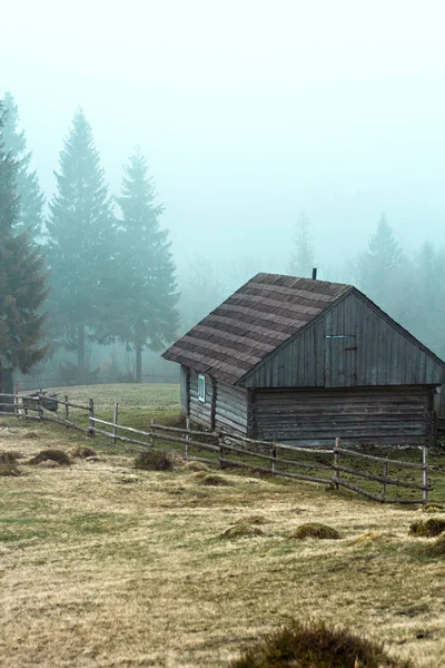 Berglandschaft im Nebel. Haus in den Bergen. Karpaten. — Stockfoto