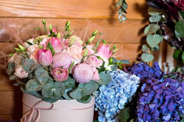 Bir şapka kutusunda bir güzel bahar buket.