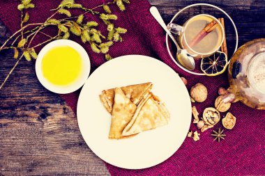 Reçel ve bitki çayı ile Pancakes.