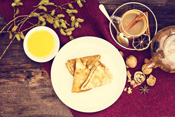 Pfannkuchen mit Marmelade und Kräutertee. — Stockfoto