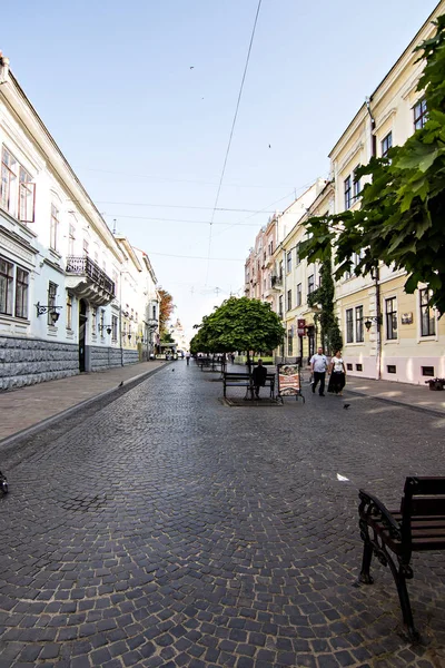 Центральная улица города Черновцы, улица Кобылянская . — стоковое фото