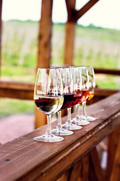 Okulary z winem. Czerwone, różowe, białe wino w szklankach. — Zdjęcie stockowe