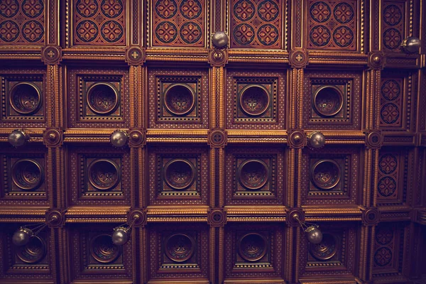 Salles intérieures dans le beau bâtiment historique de l'université nationale de Tchernivtsi — Photo
