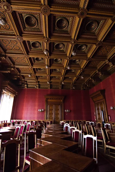Внутренние залы в красивом историческом здании Черновицкого национального университета — стоковое фото