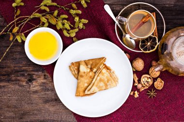 Reçel ve bitki çayı ile Pancakes.