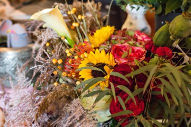 Bir şapka kutusunda bir güzel bahar buket.