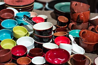 Tabak üstünde belgili tanımlık sayaç içinde belgili tanımlık çarşı. Seramik ev, yemekler, tabak, bardak.