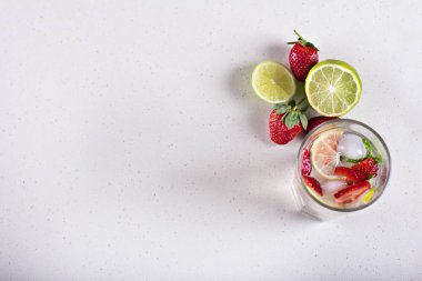 Çilek ve kireç ile limonata. 