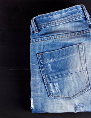 Karanlık bir arka plan mavi, aşınmış kot.