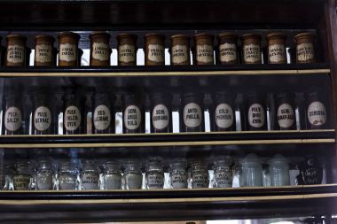 Eski bir eczanede vitrin. Lviv müzede Eczanesi