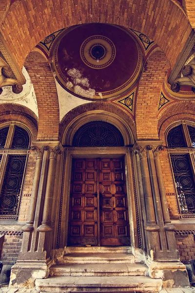 Colonne, elementi costruttivi a Chernivtsi Università . — Foto Stock