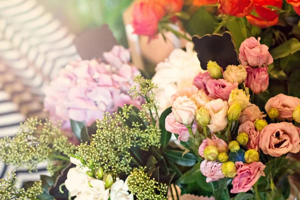 Un hermoso ramo de primavera en una caja de sombreros . — Foto de Stock