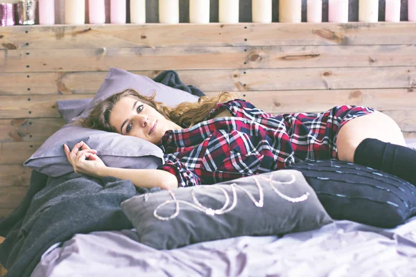 Mooie blondie meisje in bed. In het geruite shirt — Stockfoto