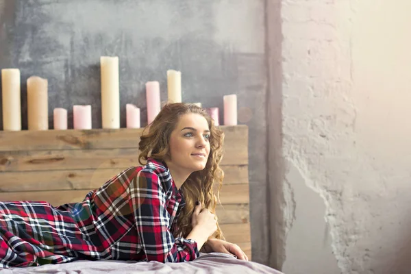 Mooie blondie meisje in bed. In het geruite shirt — Stockfoto