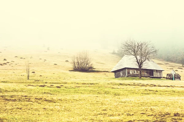 Paisagem montanhosa no nevoeiro. casa nas montanhas. Montanhas Cárpatas . — Fotografia de Stock