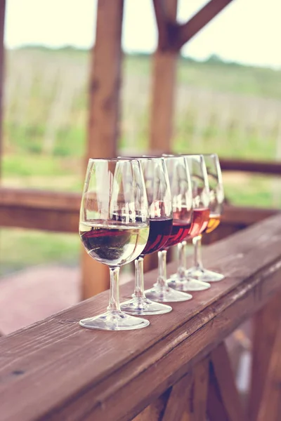 Copos com vinho. Vinho tinto, rosa, branco em copos . — Fotografia de Stock