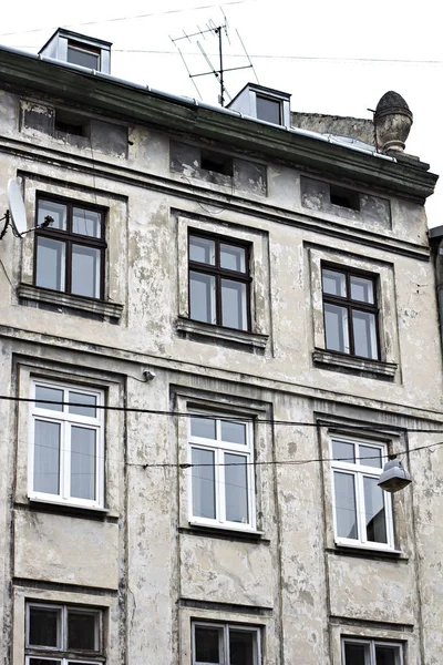 De gevel van het gebouw, het oude huis — Stockfoto