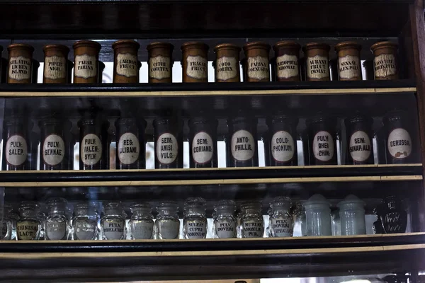 Vetrina in una vecchia farmacia. Museo della Farmacia a Leopoli — Foto Stock