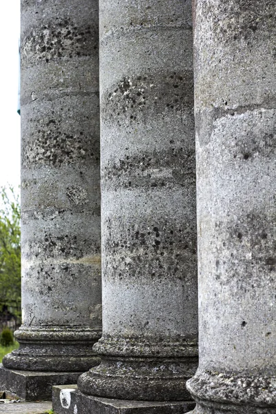 Grijze kolommen — Stockfoto