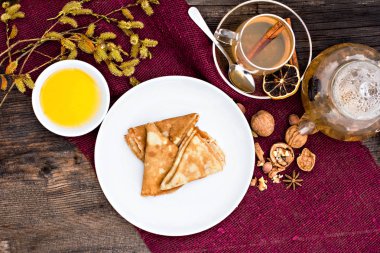 Reçel ve bitki çayı ile Pancakes.