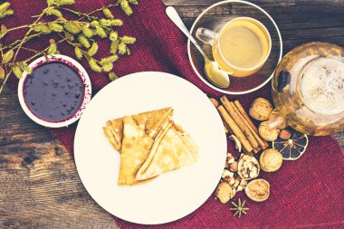 Reçel ve bitki çayı ile Pancakes.