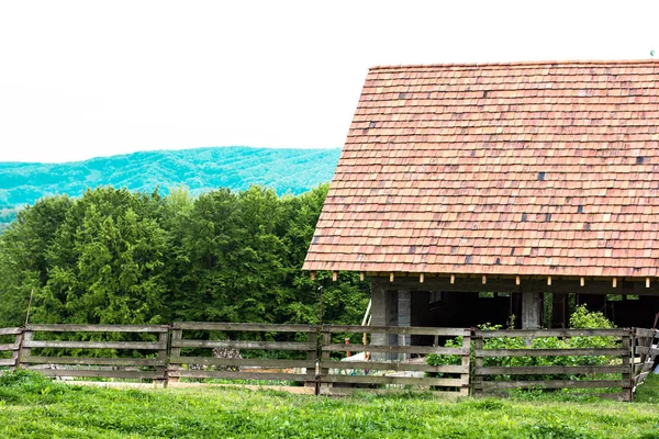 Scheune, Haus für Tiere, Scheune vor Bergkulisse. — Stockfoto