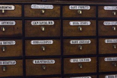 Eski bir eczanede vitrin. Lviv müzede Eczanesi