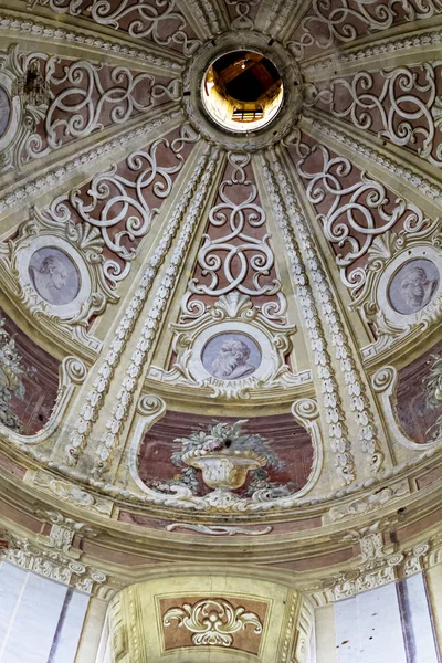Pomalowane ściany w kościele — Zdjęcie stockowe