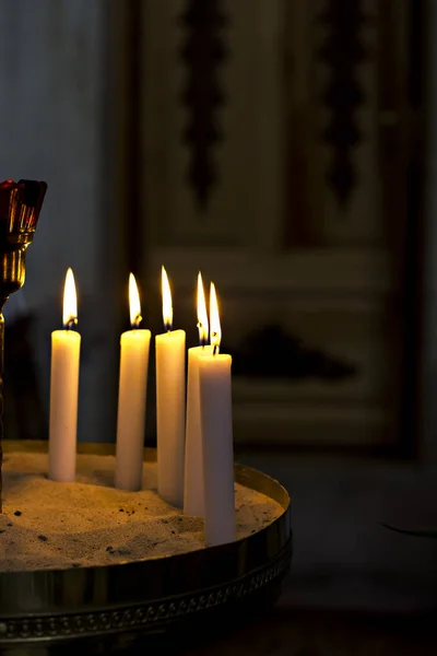 Burning candles in the church. — Stock Photo, Image