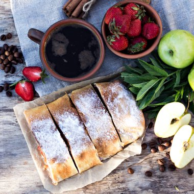 Strudel elma ve çilek ile.