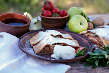 Strudel elma ve çilek ile.