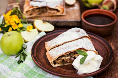 Elma, Ravent ve nane ile Strudel. 