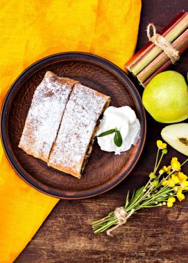 Elma, Ravent ve nane ile Strudel. 