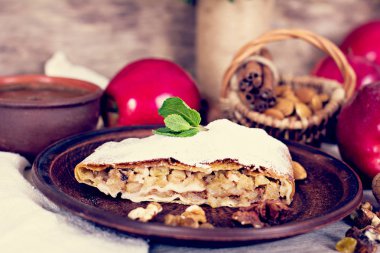 Elma ve fındık ile Strudel.