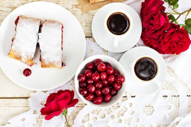 Bir kiraz ile meyveli turta. Vişneli tart.