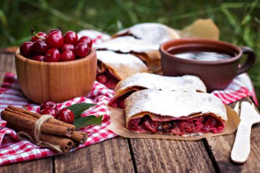 Bir kiraz ile meyveli turta. Vişneli tart.