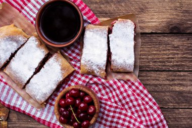 Bir kiraz ile meyveli turta. Vişneli tart.