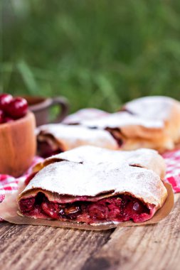 Bir kiraz ile meyveli turta. Vişneli tart.