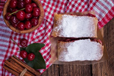 Bir kiraz ile meyveli turta. Vişneli tart.