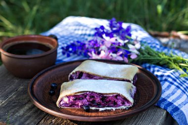 Yaban mersini ile meyveli turta. Pasta, meyveli turta çilek ile.