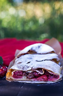 Bir kiraz ile meyveli turta. Vişneli tart.