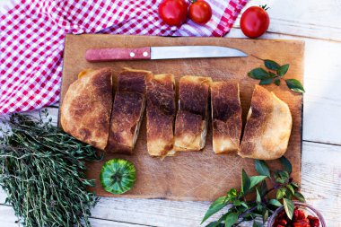 Strudel peynir ve kurutulmuş domates ile. 