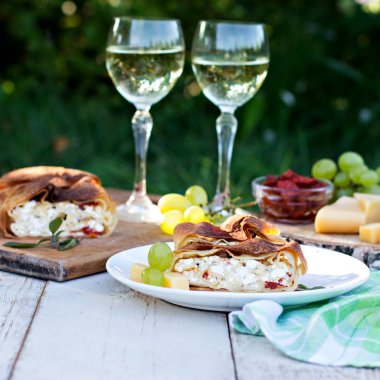 Strudel peynir ve kurutulmuş domates ile. 