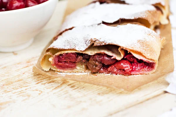 Strudel con una cereza. Pastel de cereza . — Foto de Stock