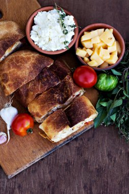 Strudel peynir ve kurutulmuş domates ile. 