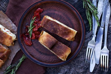 Strudel peynir ve kurutulmuş domates ile. 