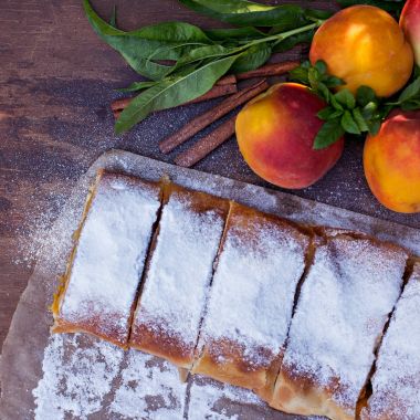 Şeftali ve elma ile Strudel