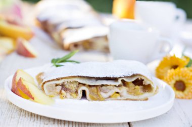 Şeftali ve elma ile Strudel